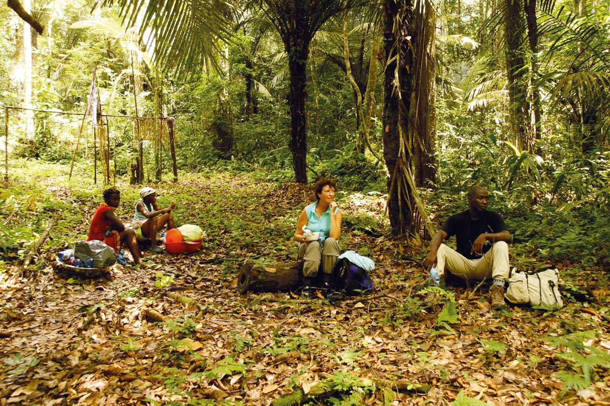 Pingpe rusten tijdens boswandeling