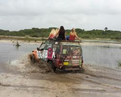 Crossen door de Savanna vol met water